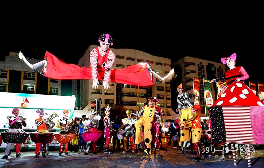 چند مرد در لباس دلقک درحال اجرای برنامه در خیابانی در دبی